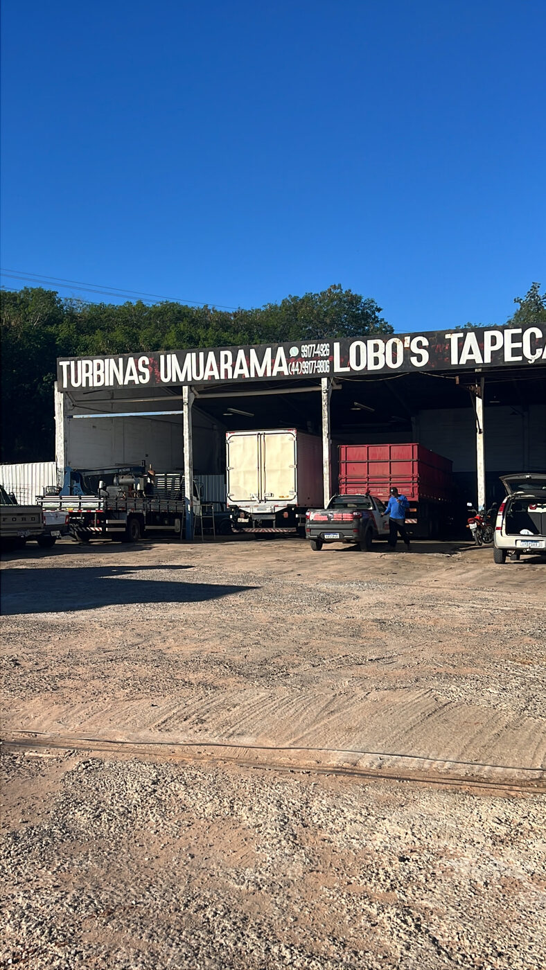 Fachada da Turbinas Umuarama com caminhões no pátio