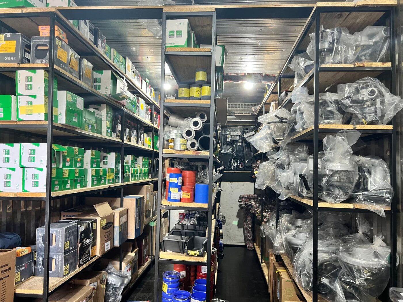 Estoque de turbocompressores, mangueiras e peças